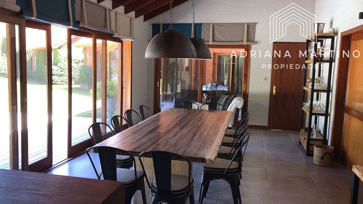 Hermosa casa en Beverlly Hills 5 dormitorios y dependencia con barbacoa y piscina