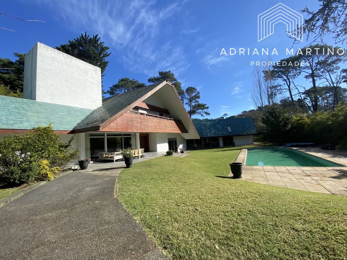 Hermosa casa en Lugano 5 dormitorios 2 master suite con estar y dependencia doble piscina gran parque.
