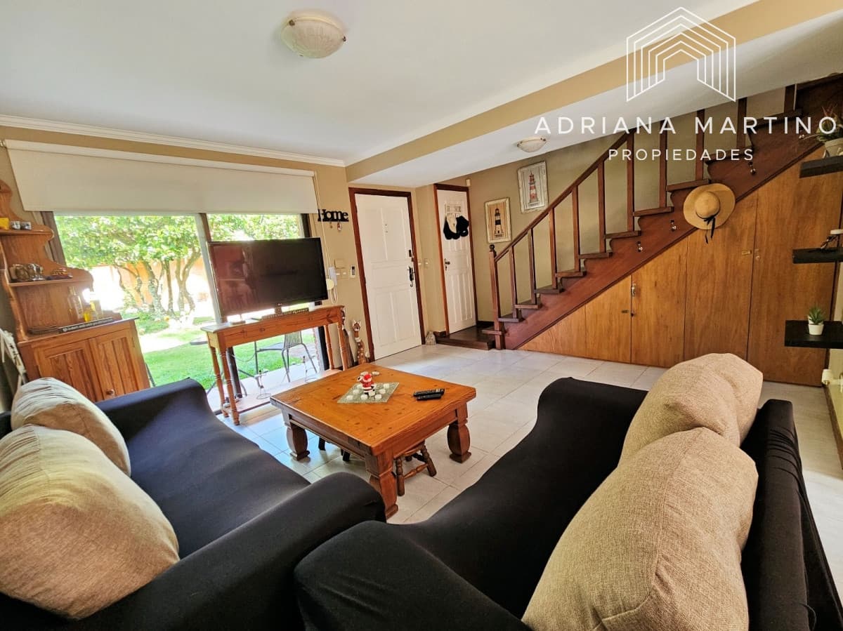 Hermoso duplex con parrillero en zona ideal para vivir todo el año.