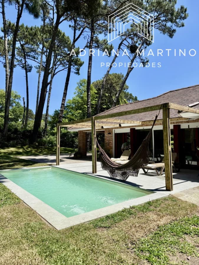 Casa en venta y alquiler anual, ubicada en un barrio muy tranquilo y con una excelente ubicación, ideal para vivir todo el año.