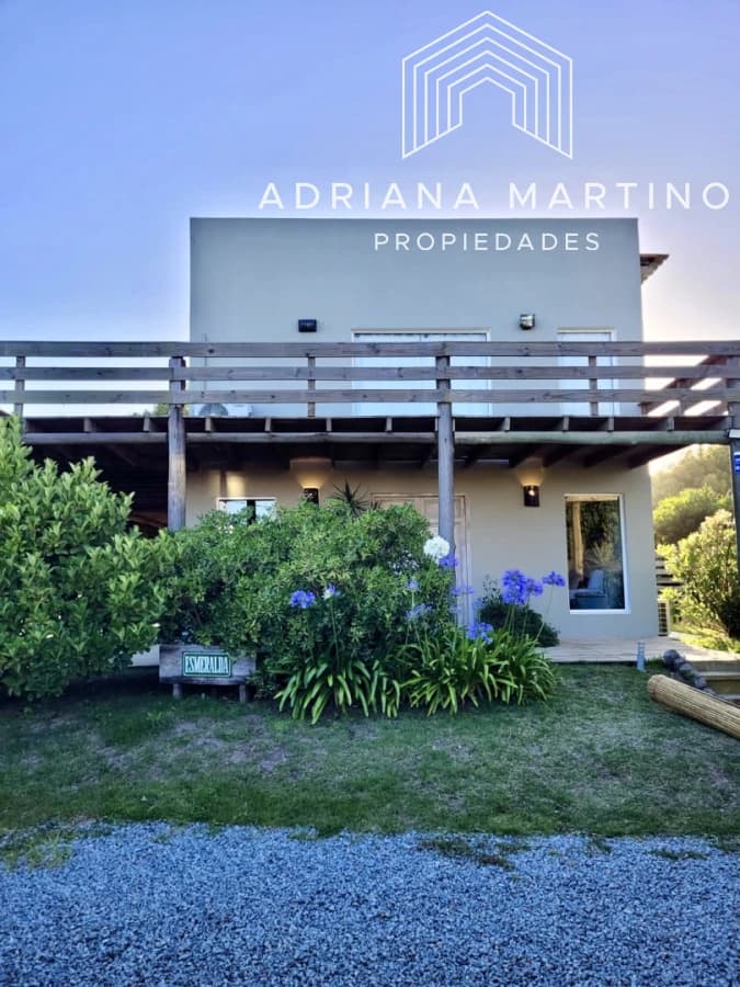 Espectacular casa de dos plantas ubicada sobre Ruta 10,en un entorno privilegiado y con increíbles vistas al mar