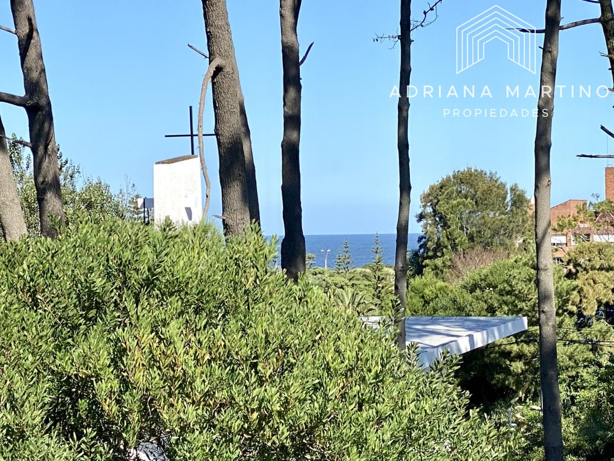 Hermosa residencia en playa brava a metros del mar  punta del este