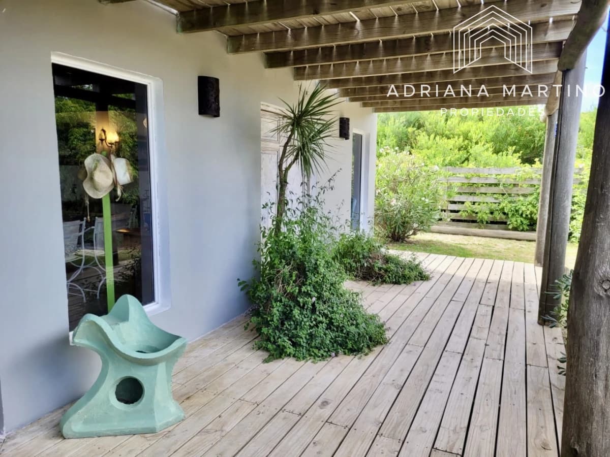 Espectacular casa de dos plantas ubicada sobre Ruta 10,en un entorno privilegiado y con increíbles vistas al mar