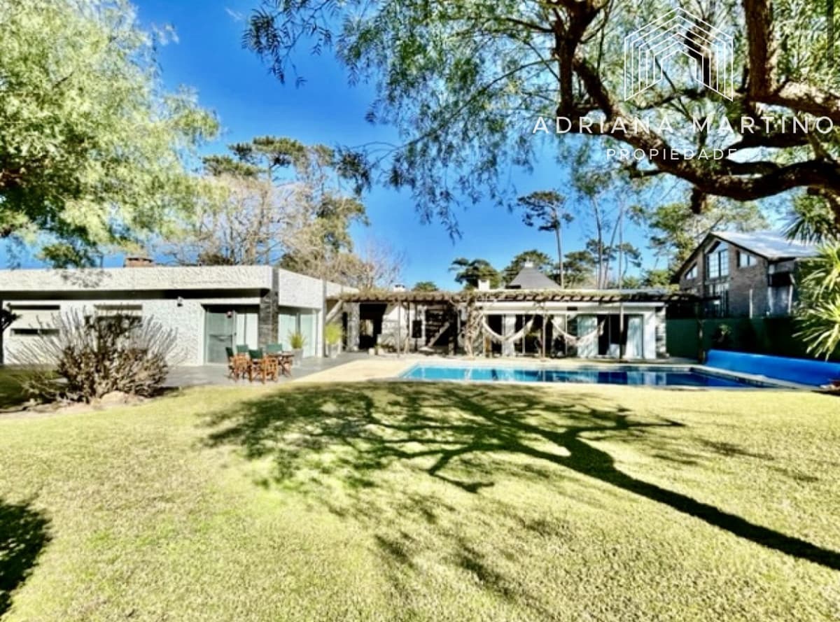 Casa en Rincón del Indio, a pocas cuadras del mar, con hermoso jardín y piscina