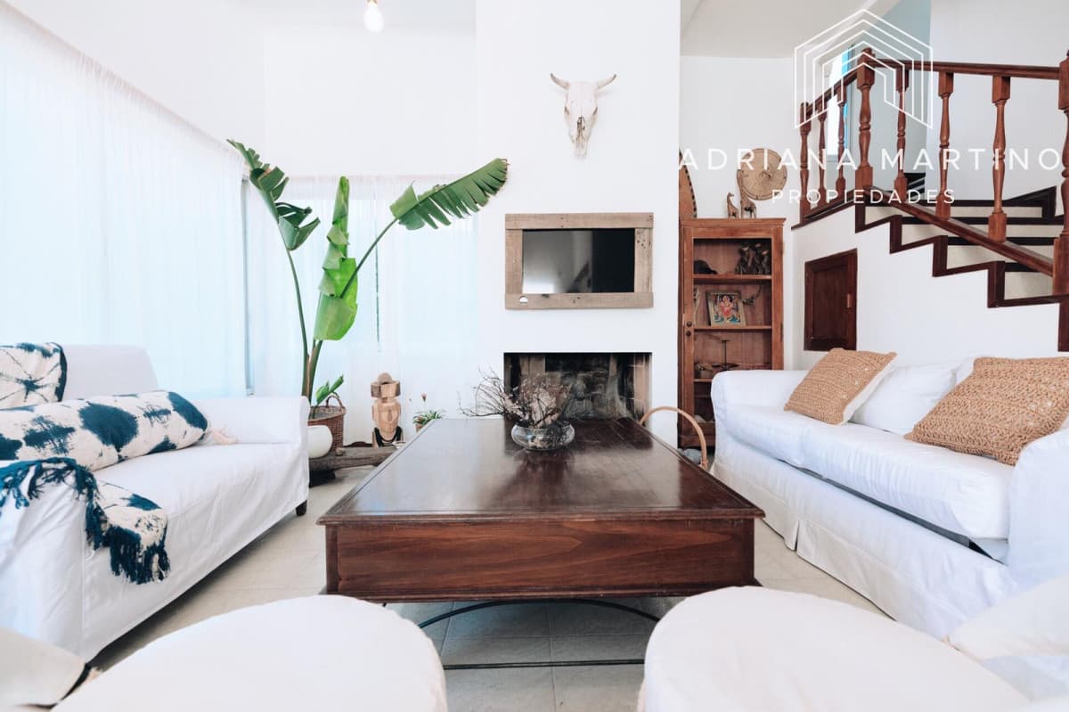 Espectacular casa ubicada en Manantiales, uno de los mas exclusivos balnearios.