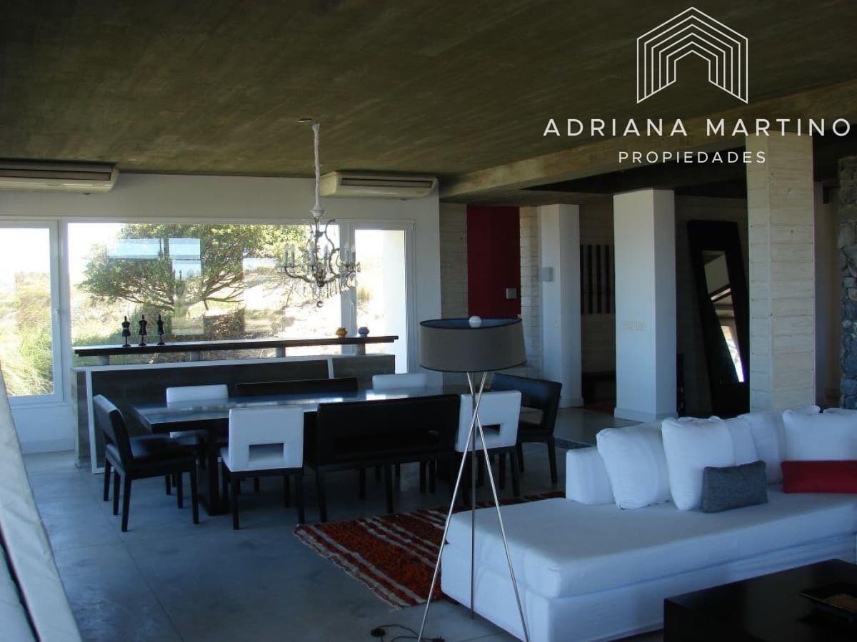 Hermosa casa en uno de los mas exclusivos balnearios de Punta del Este.
