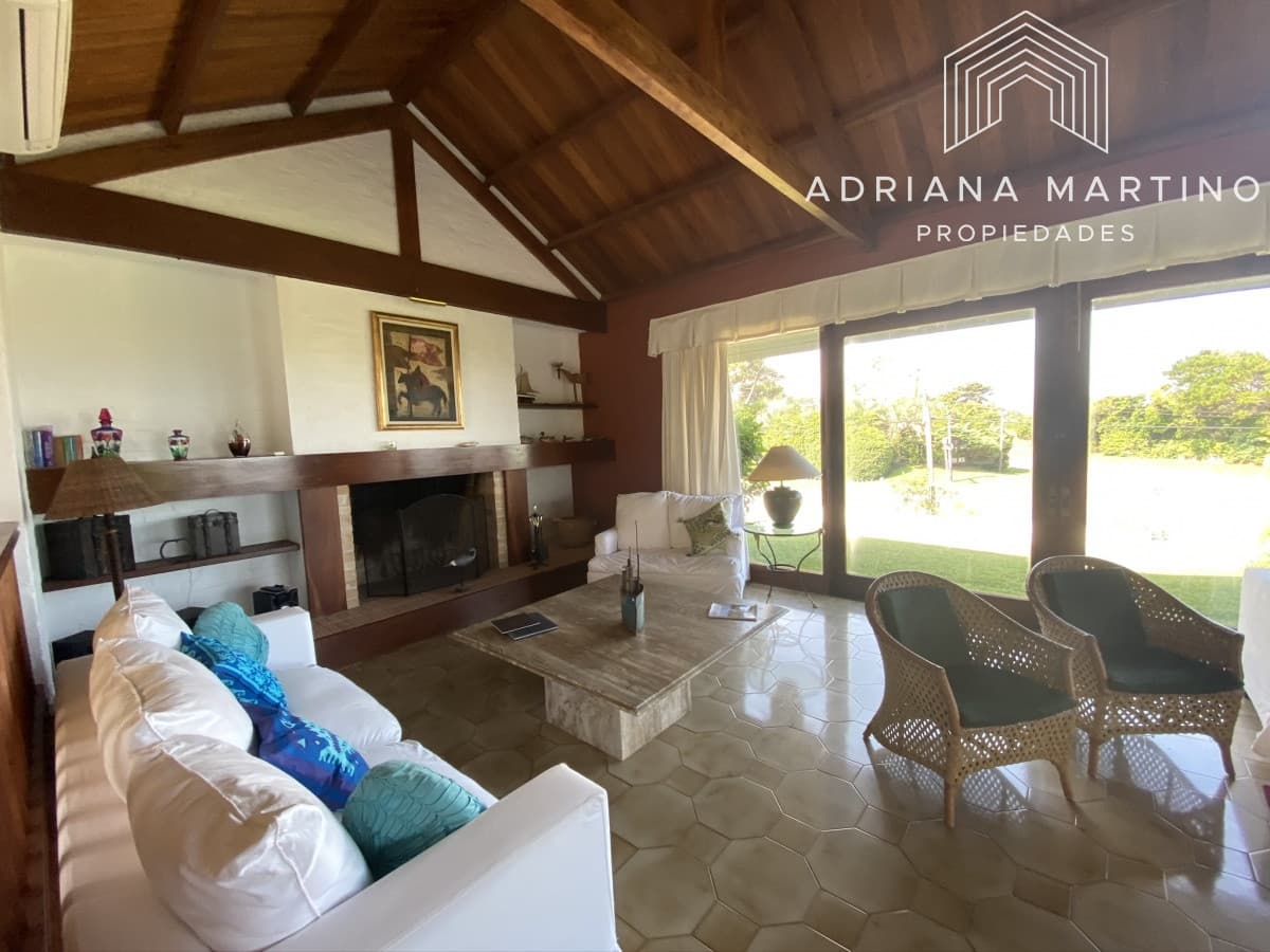 Espectacular casa a pasos de playa brava Brava 5 dormitorios + doble dependencia ,piscina,gran parque y vista al mar