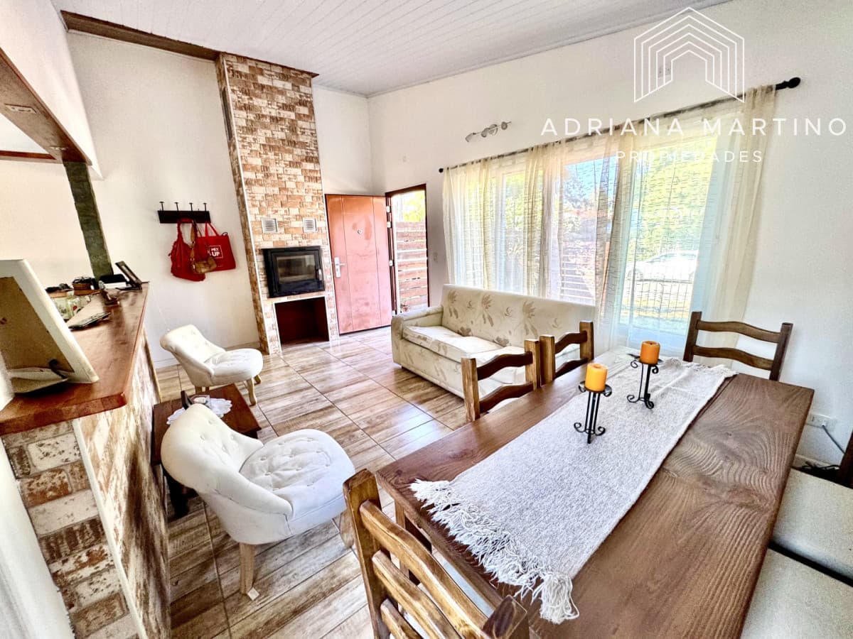 Casa en venta en Pinares, Punta del Este, ubicada en una zona tranquila y residencial, ideal para vivir todo el año.