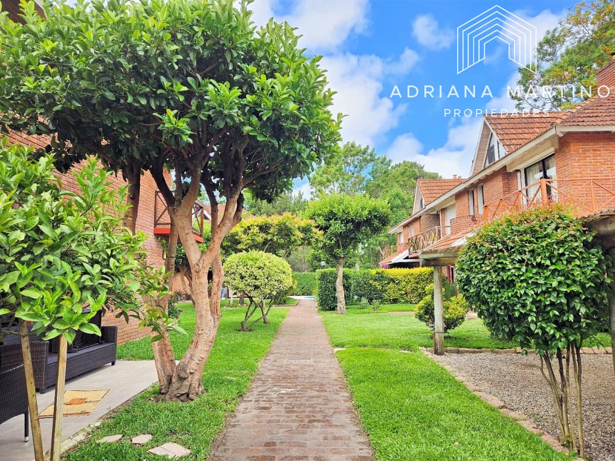Hermoso duplex con parrillero en zona ideal para vivir todo el año.