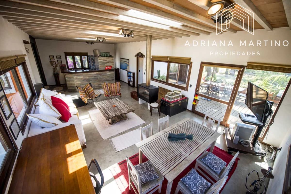 Cómoda casa ubicada en un precioso entorno. Amplios  y cálidos espacios.
