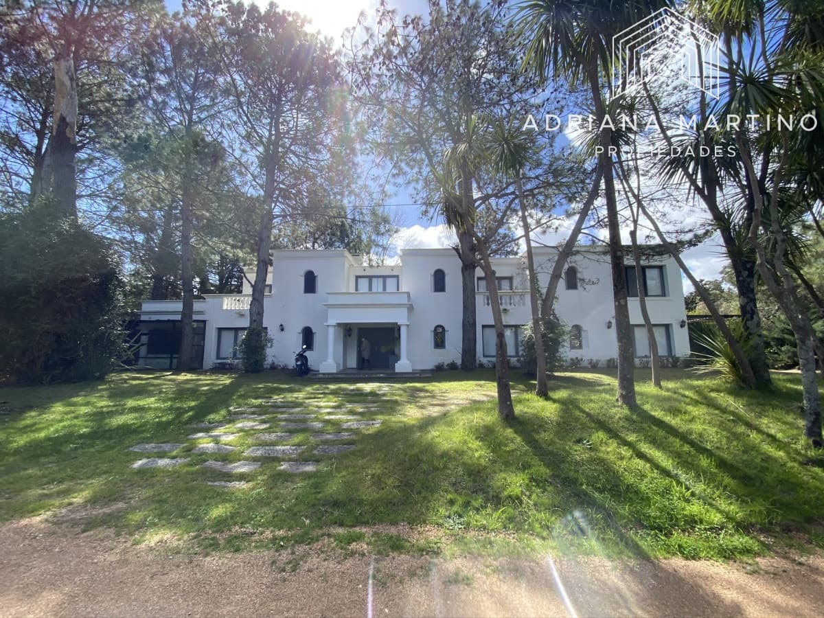 Casa en Playa Brava, espectacular ubicación.  5 dormitorios con baños en suite