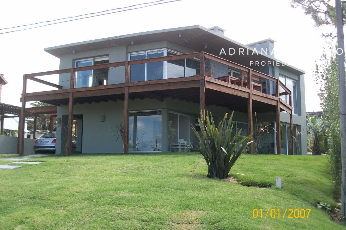 Hermosa casa ubicada en Punta Piedra, vista espectacular!