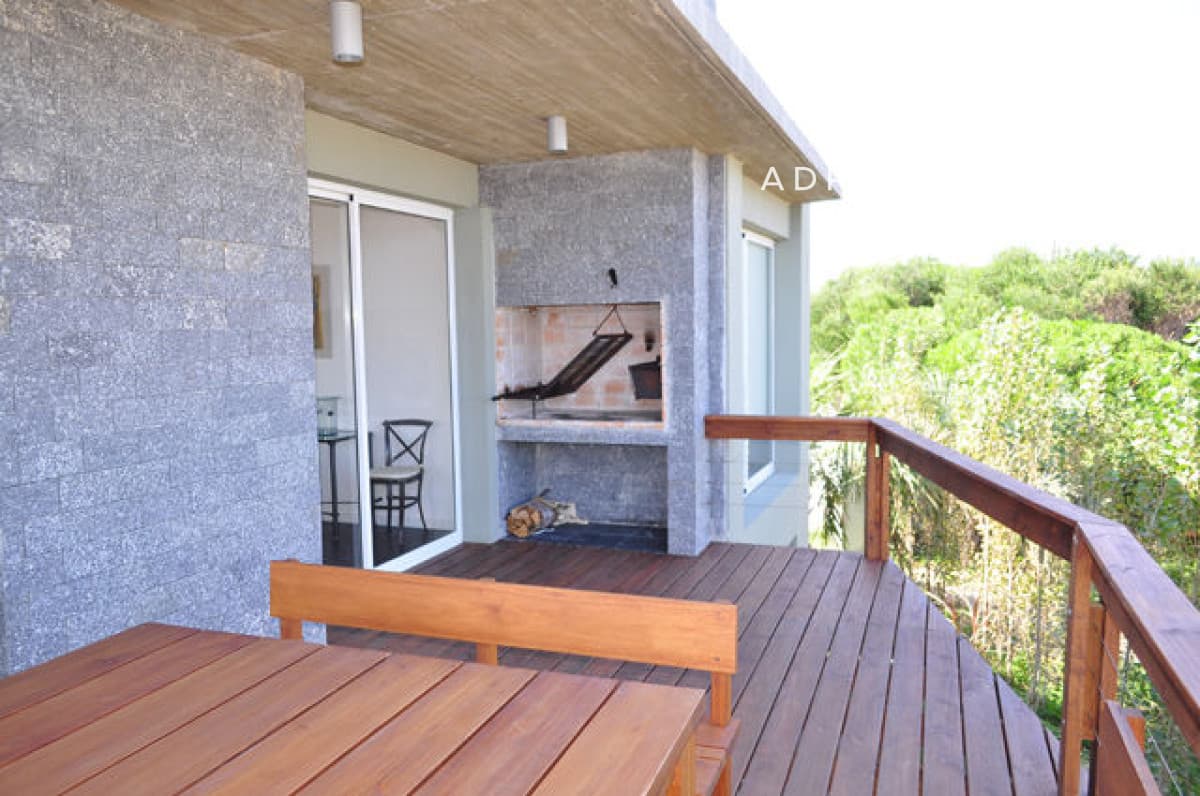 Hermosa casa ubicada en Punta Piedra, vista espectacular!