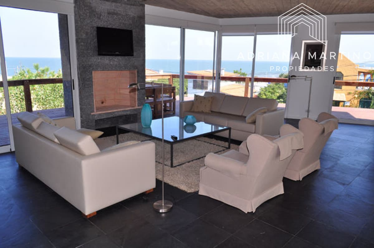 Hermosa casa ubicada en Punta Piedra, vista espectacular!