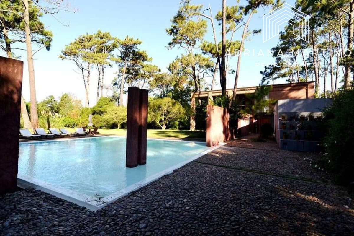 Casa en Rincón del Indio 4 dormitorios y dependencia con piscina y parrillero