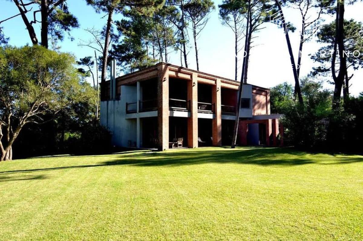 Casa en Rincón del Indio 4 dormitorios y dependencia con piscina y parrillero
