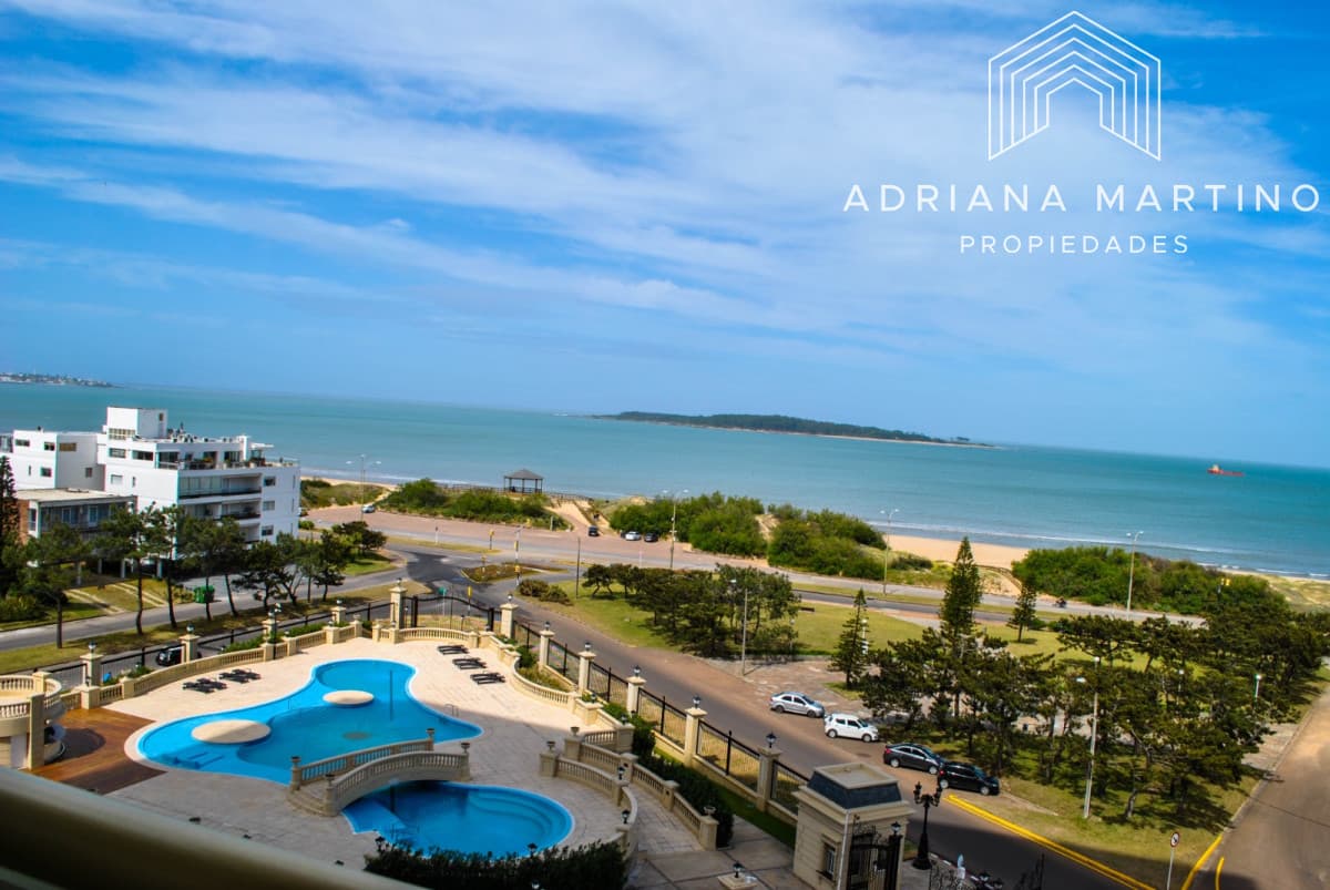 Espectacular apartamento en Mansa Punta del Este, con vista panorámica al mar.