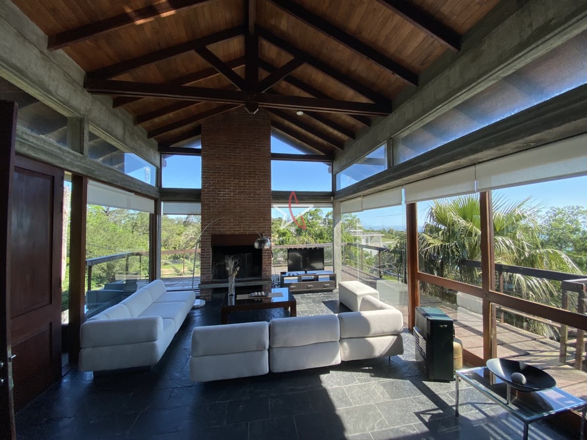 Casa en Punta Ballena 4 dormitorios con piscina y parrillero con espectacular vista al mar desde varios ambientes. - Bintang Propiedades