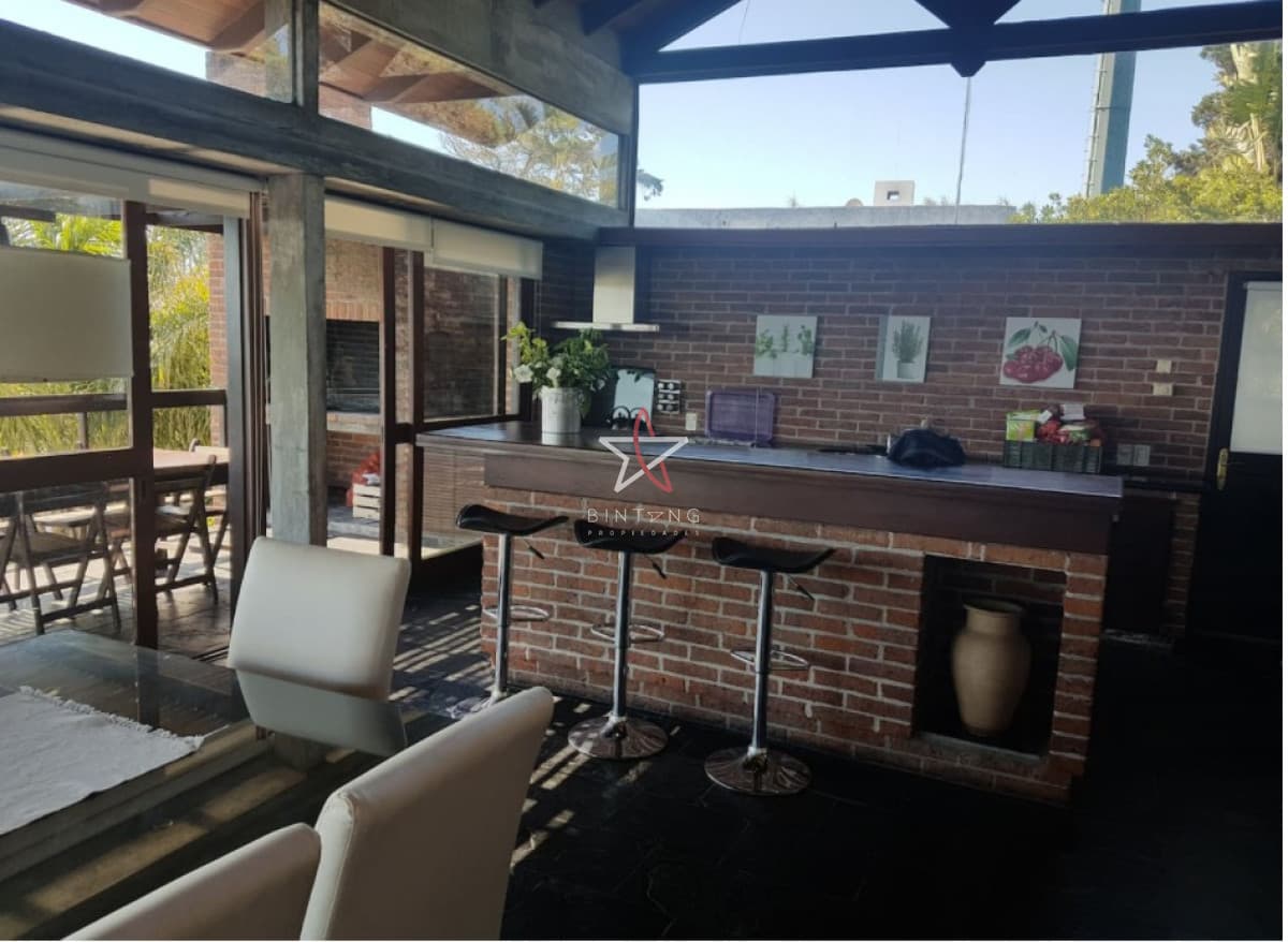 Casa en Punta Ballena 4 dormitorios con piscina y parrillero con espectacular vista al mar desde varios ambientes. - Bintang Propiedades