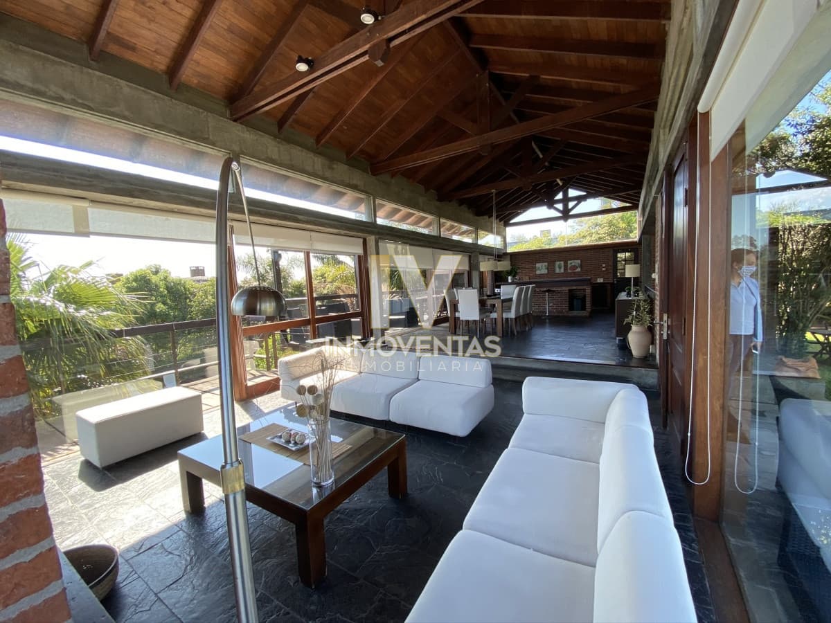 Casa en Punta Ballena 4 dormitorios con piscina y parrillero