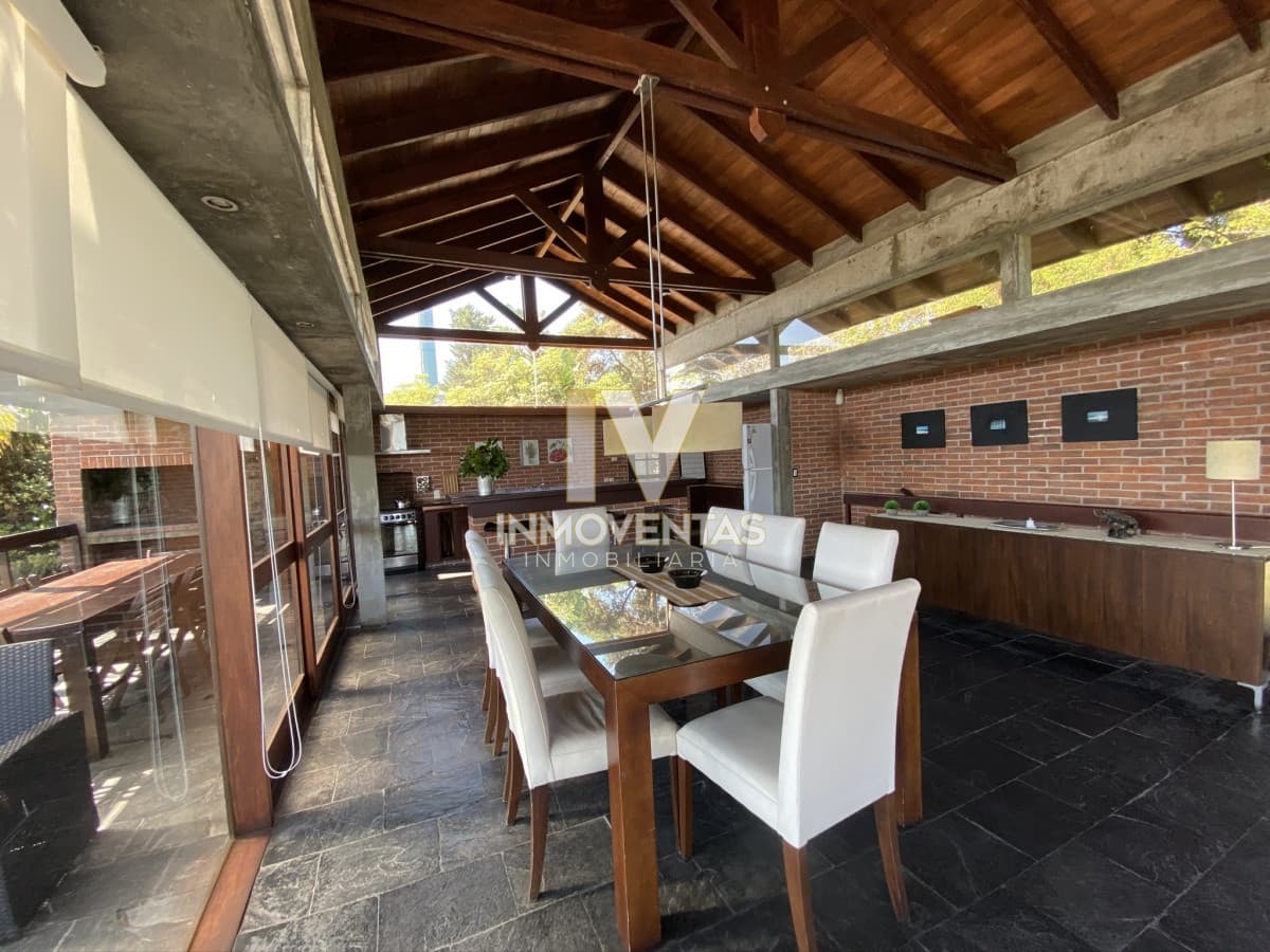 Casa en Punta Ballena 4 dormitorios con piscina y parrillero