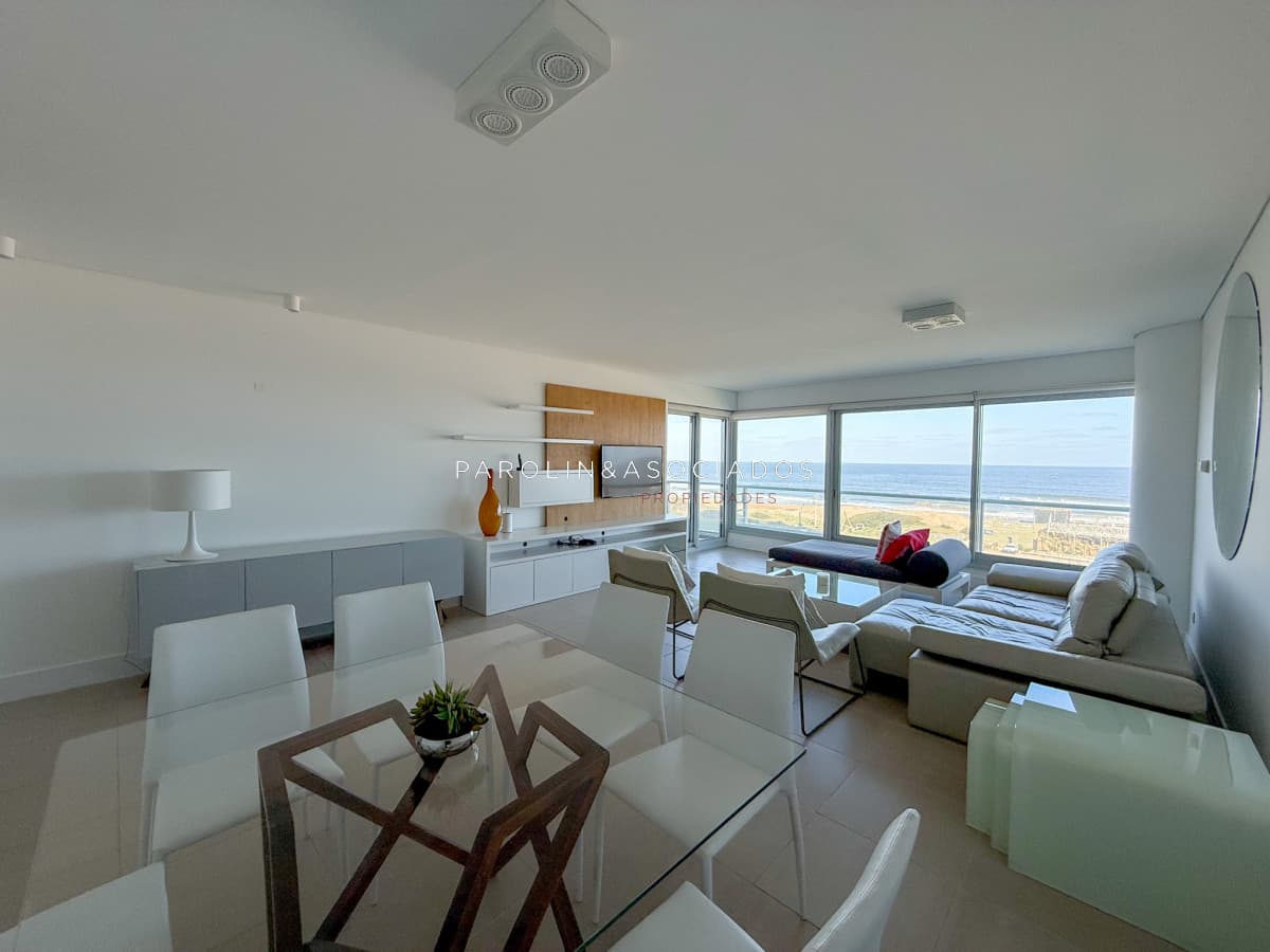 Apartamento en venta de 2 dormitorios y dependencia de servicio en Edificio Le Parc. Brava, Punta del Este