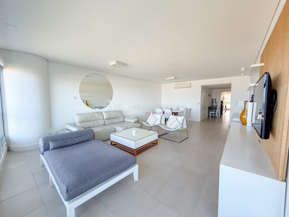 Apartamento en venta de 2 dormitorios y dependencia de servicio en Edificio Le Parc. Brava, Punta del Este