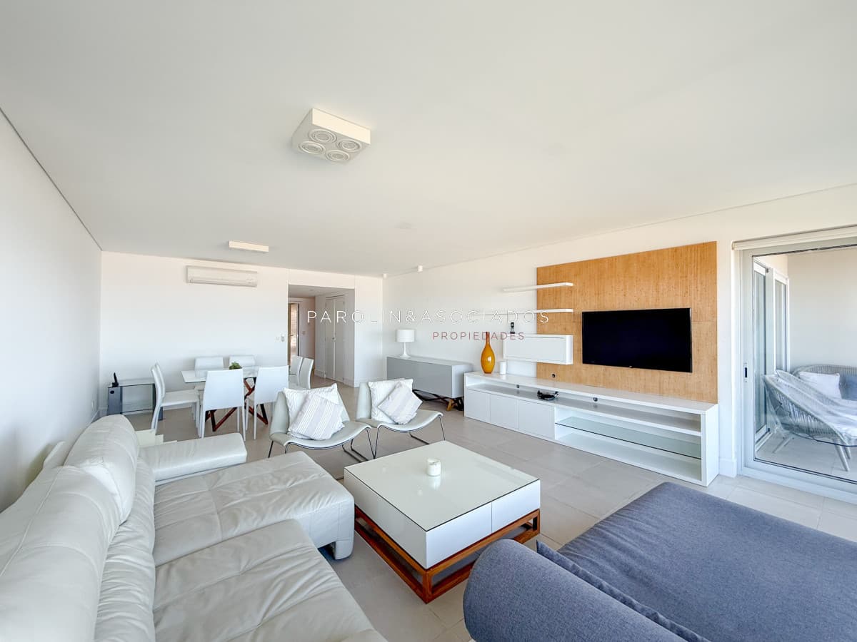 Apartamento en venta de 2 dormitorios y dependencia de servicio en Edificio Le Parc. Brava, Punta del Este