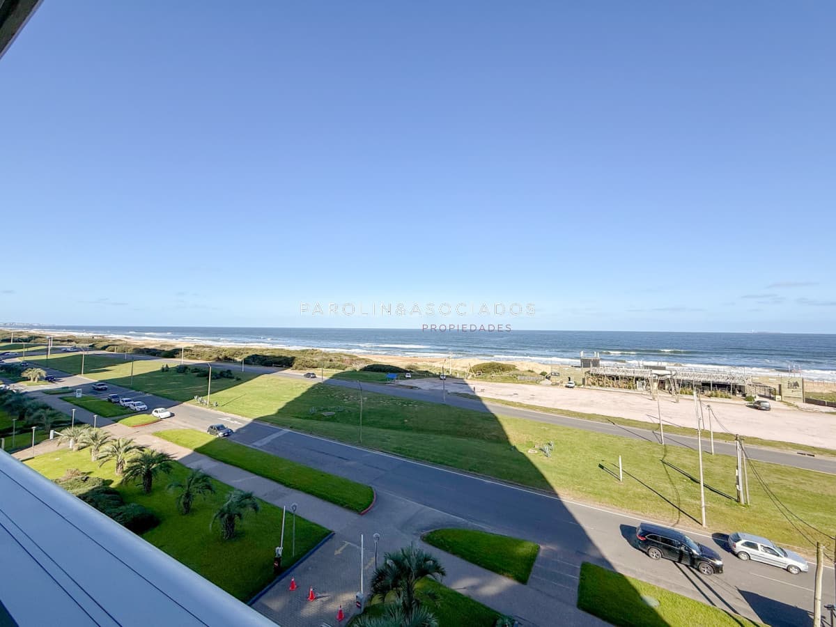 Apartamento en venta de 2 dormitorios y dependencia de servicio en Edificio Le Parc. Brava, Punta del Este