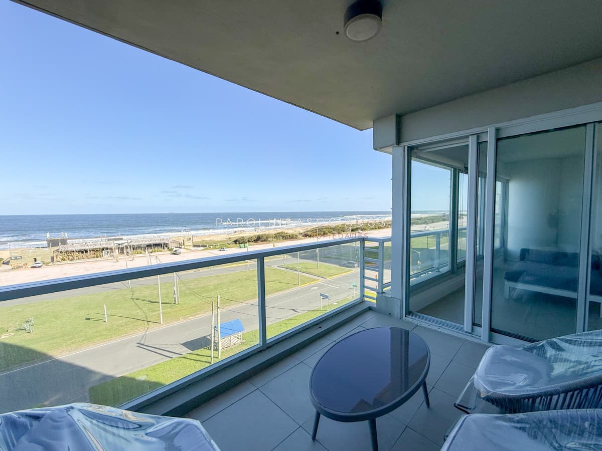 Apartamento en venta de 2 dormitorios y dependencia de servicio en Edificio Le Parc. Brava, Punta del Este
