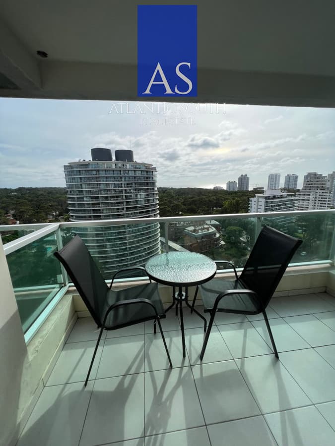 Alquiler anual 2 dormitorios piso alto con todos los servicios bien ubicado Punta del Este