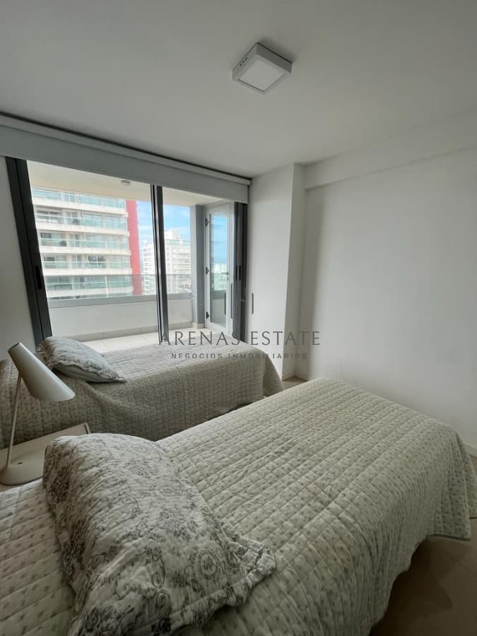 Apartamento de dos dormitorios en alquiler Punta del Este