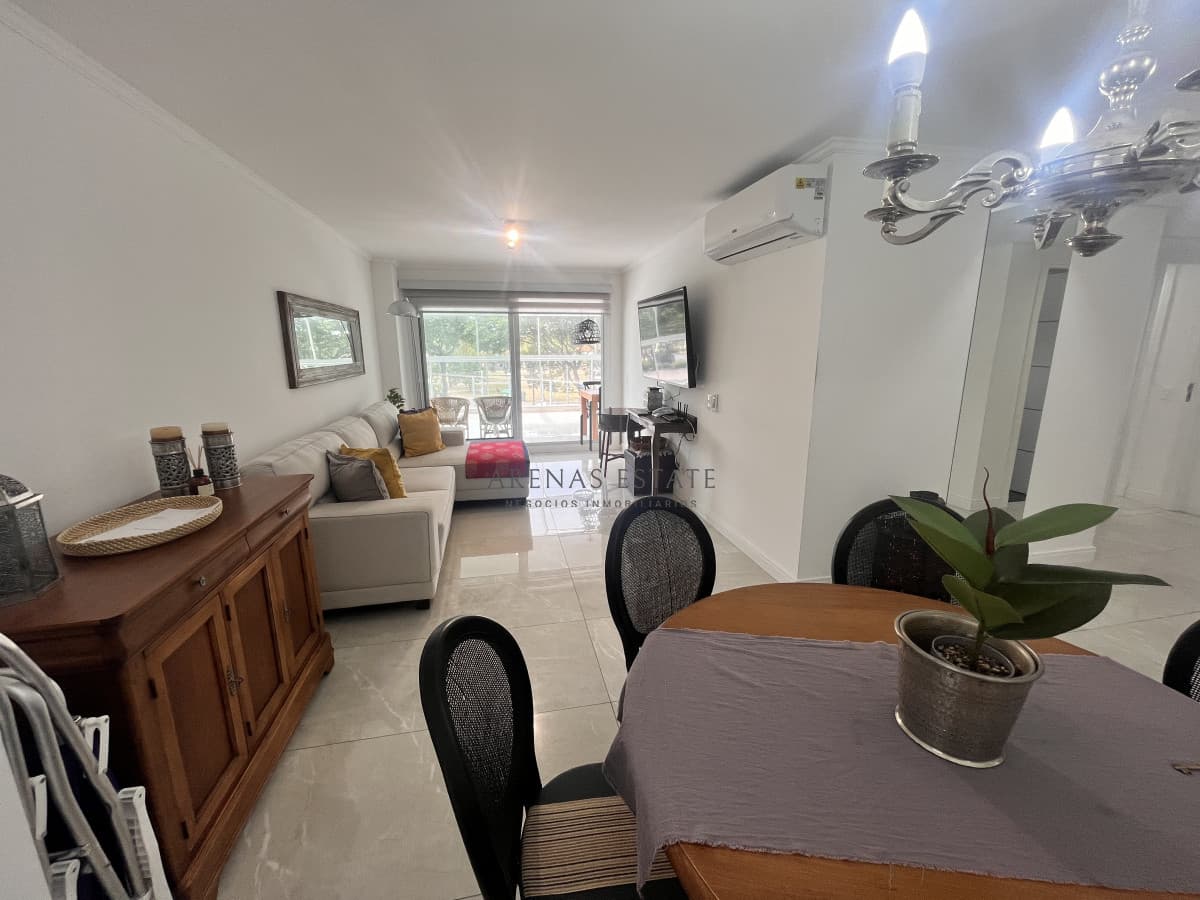 Apartamento de 2 dormitorios en venta en Punta del Este