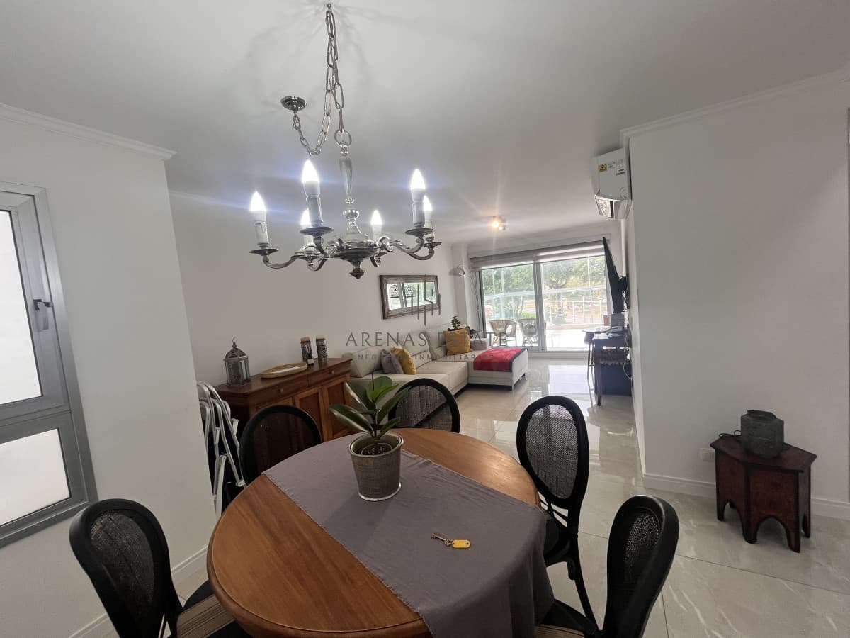 Apartamento de 2 dormitorios en venta en Punta del Este
