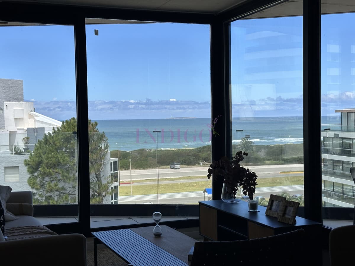 Apto en venta de 2 dormitorios en Edificio Manglar, Playa Brava, Punta del Este