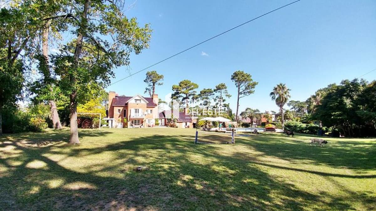 Casa en venta Playa Mansa  7 dormitorios