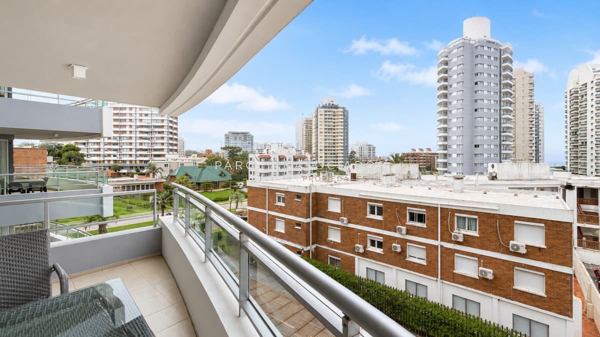 Apartamento 2 dormitorios en venta y alquiler Playa Mansa Punta del Este