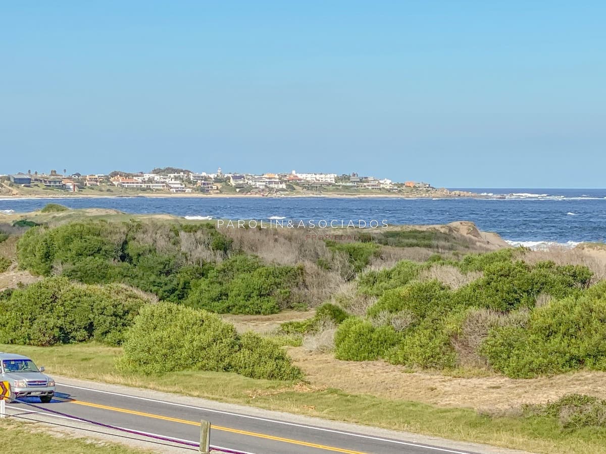 Casa en venta de 3 dormitorios en frente al mar de La Juanita, Punta del Este.
