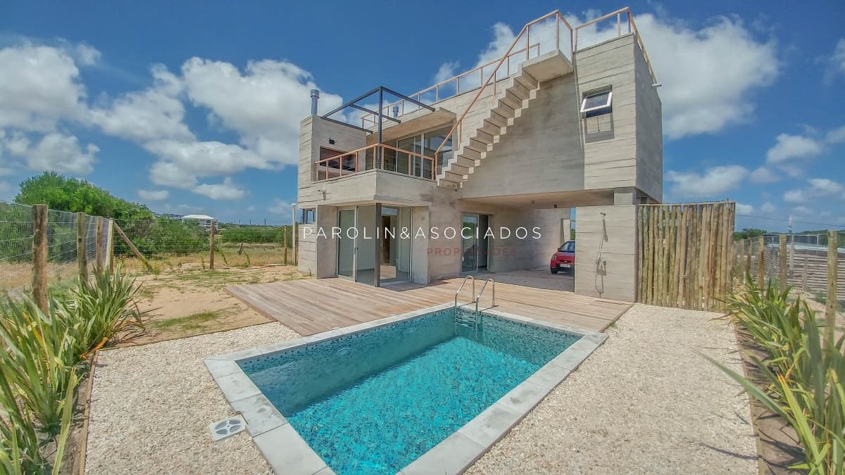 Casa en venta de 3 dormitorios en frente al mar de La Juanita, Punta del Este.