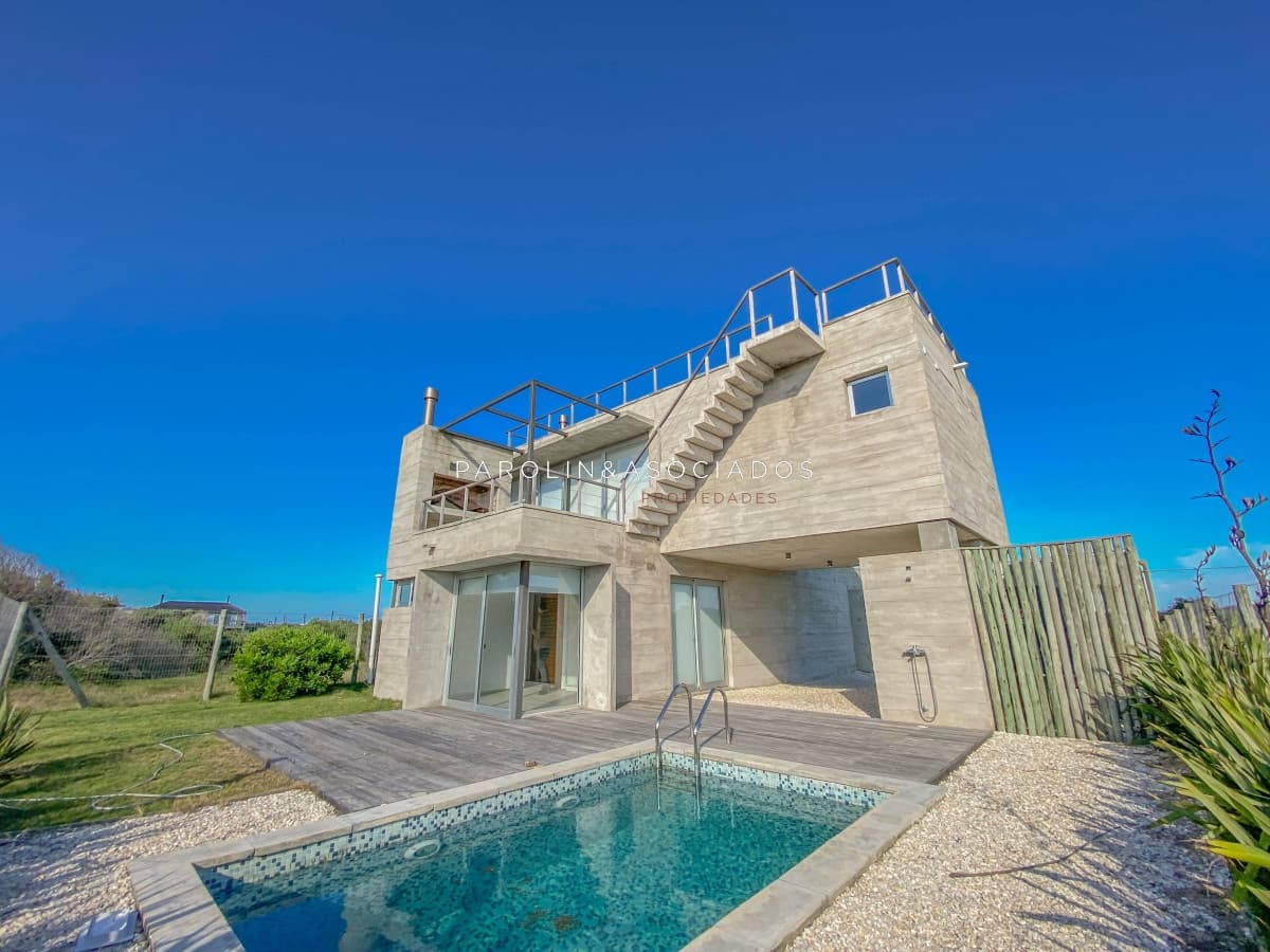 Casa en venta de 3 dormitorios en frente al mar de La Juanita, Punta del Este.