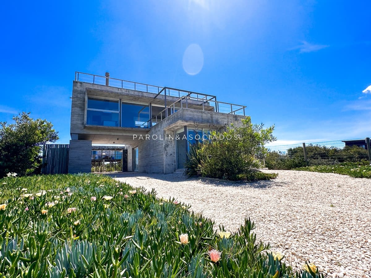 Casa en venta de 3 dormitorios en frente al mar de La Juanita, Punta del Este.