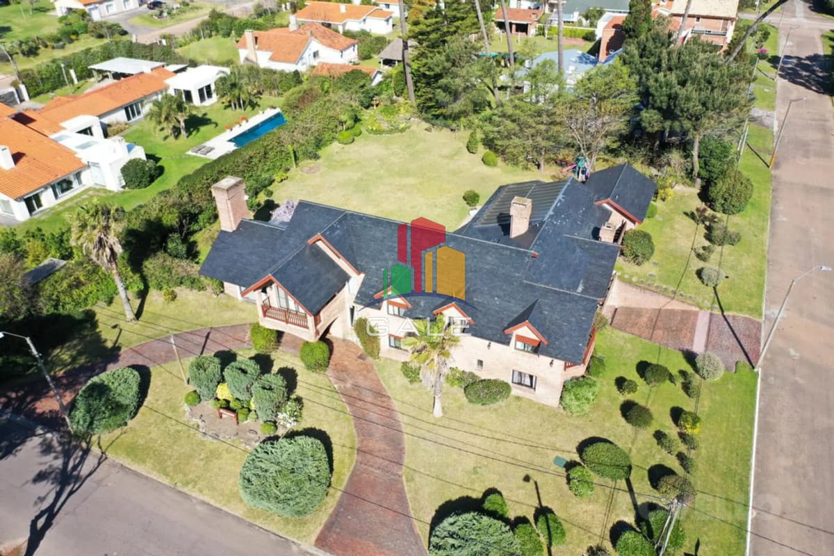 Gale Propiedades & Escribanía Casa ID.814 - Casa en venta Playa Mansa 7 dormitorios o mas