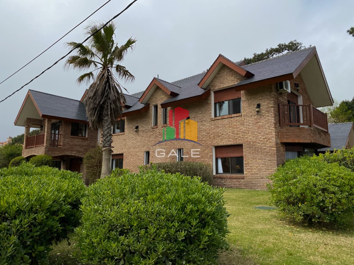 Gale Propiedades & Escribanía Casa ID.814 - Casa en venta Playa Mansa 7 dormitorios o mas