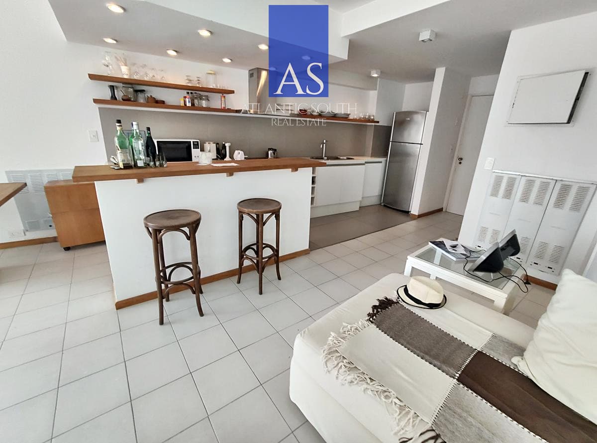 OPORTUNIDAD! Piso alto en Península con vistas!