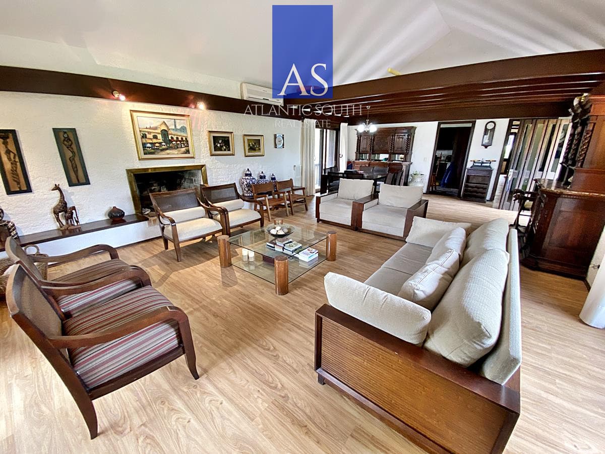 Casa 4 dormitorios en venta en Playa Mansa!!