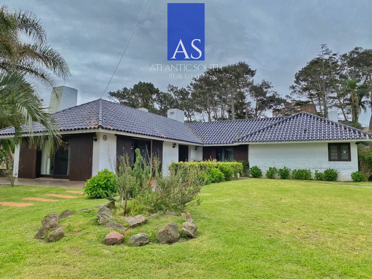 Casa 4 dormitorios en venta en Playa Mansa!!