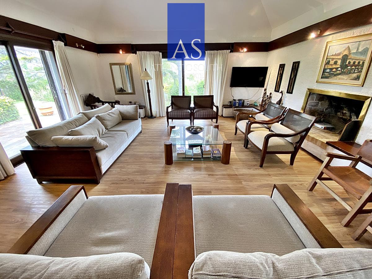 Casa 4 dormitorios en venta en Playa Mansa!!