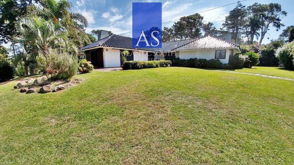 Casa 4 dormitorios en venta en Playa Mansa!!