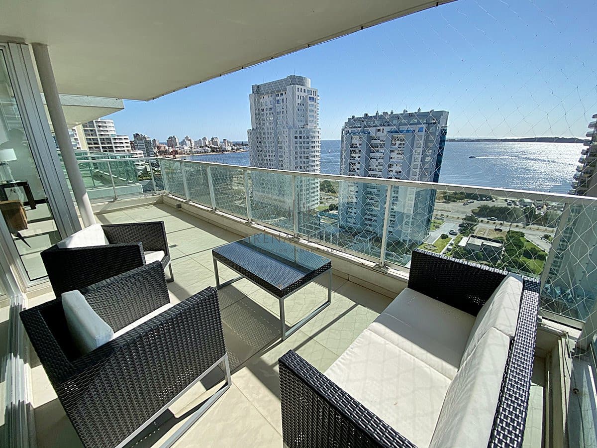 Hermoso apartamento de 3 dormitorios a pasos de Playa Mansa!