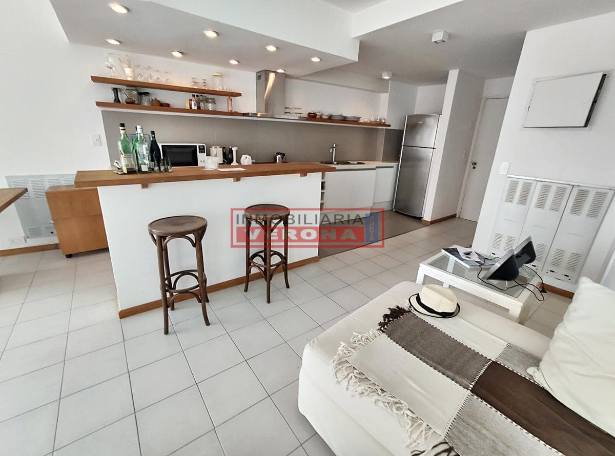 Impecable en Edif Lafayette - Piso alto con buenas vistas! - Inmobiliaria Verona Punta